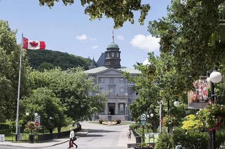 دولت کانادا دانشجویان خارجی را با دست پس می‌زند با پا پیش می‌کشد